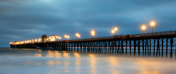 Fototapeta premium Oceanside Pier at Dusk