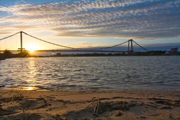 Fototapeta na wymiar Sonnenuntergang mit Rheinbrücke
