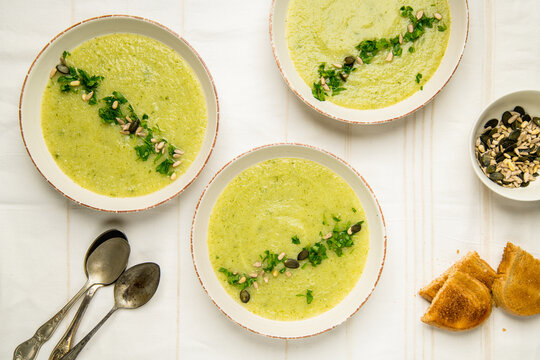 Gluten free, low fat easy cauliflower and broccoli soup