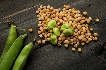 Fregola sfusa, isolata su un tavolo di legno scuro
