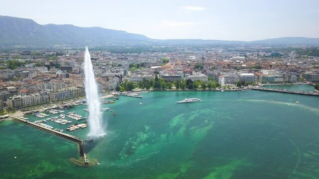 Jet d'Eau de Gen&egrave;ve vu du ciel par un drone en 4k. Bateau touristique de la CGN vu du ciel sur le lac l&eacute;man. Lac l&eacute;man de couleur verte. Vue a&eacute;rienne de la ville de Gen&egrave;ve, Suisse.