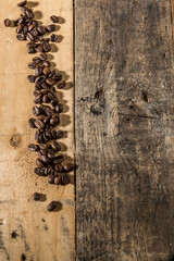 chicchi di caffe sfusi su una tavola di legno