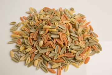 Gnocchetti sardi colorati sfusi  isolati su sfondo bianco