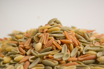 Gnocchetti sardi colorati sfusi  isolati su sfondo bianco