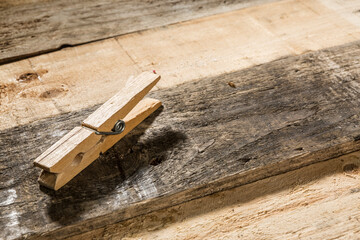 Molletta isolata sopra un tavolo di legno