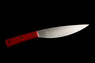 coltello con manico rosso  isolato su sfondo nero