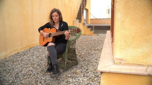 Cantante tocando la guitarra y cantanto en la terrazza