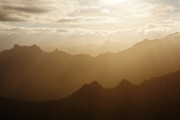 Vue sur les montagnes du parc naturel d'Anaga sur l'île de Tenerife au coucher du soleil