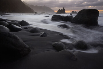 Plage de sable noir dans le parc naturel d'Anaga à Tenerife