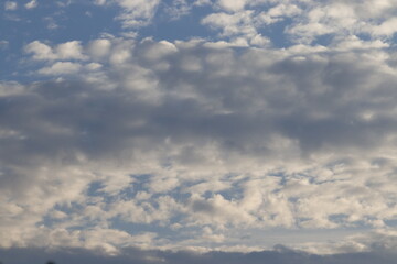 Weiße Wolken am blauen Himmel