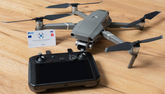 DJI Mavic 2 Pro Drohne von der Firma DJI mit EU-Piloten F&uuml;hrerschein von der Firma LBA und EASA und die DJI Fernsteuerung, German Test Proof of Completion of Online Training