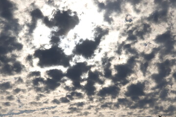 Weiße Wolken am blauen Himmel