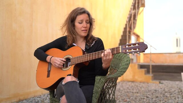 Cantante con guitarra tocando y cantando