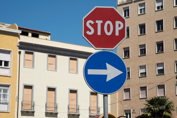 cartello stradale di stop in contesto urbano