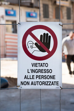 cartello stradale con su scritto "vietato l'ingresso alle persone non autorizzate" davanti a un cantiere