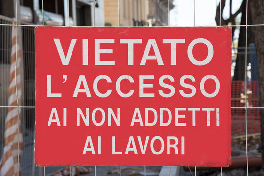 cartello stradale rosso che vieta l'accesso ai non addetti ai lavori