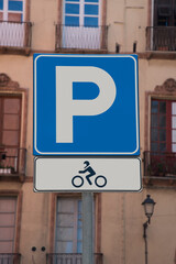 cartello stradale  che indica la "P" di parcheggio in contesto urbano