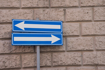 cartello stradale che indica il senso unico in entrambe le direzioni