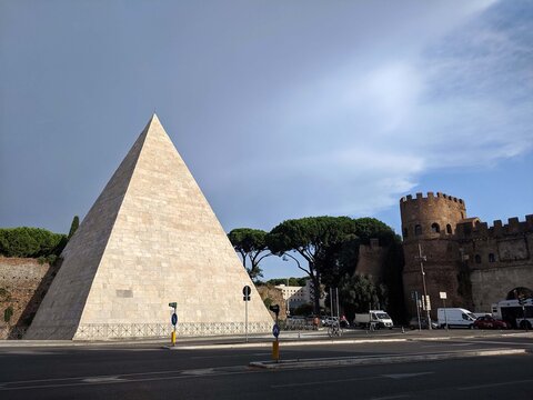 CestiusPyramide Bilder Durchsuchen 519 Archivfotos,