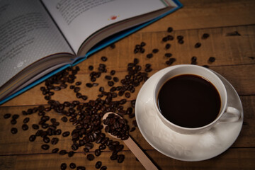 ブラックコーヒーと開かれた本