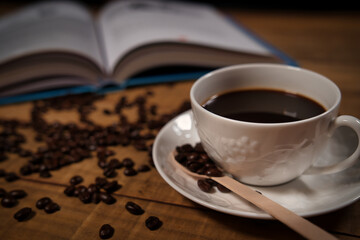 ブラックコーヒーと開かれた本