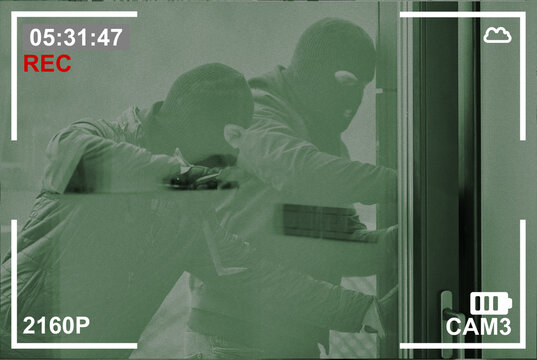 Überwachungskamera nimmt Einbrecher an einer Tür auf