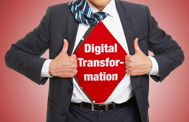 Mann im Anzug trägt Schriftzug Digital Transformation