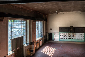 Fototapeta premium Maschinenhalle und Schalttafel in einem historischen Kraftwerk
