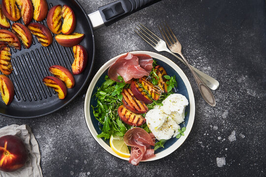 Grilled peaches, ham and burrata salad