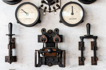 Schalttafel in einem historischen Kraftwerk