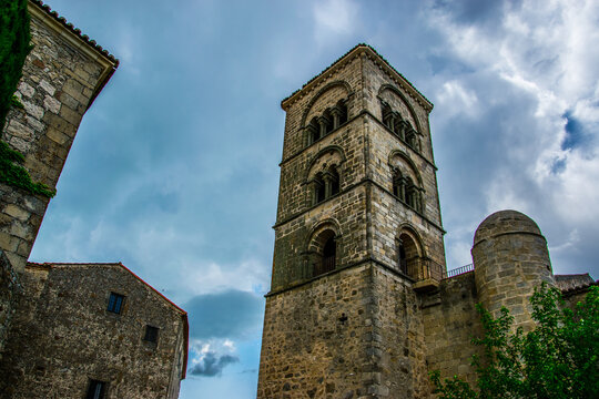 Torre cuadrangular de piedra de una iglesia en el casco antiguo de Trujillo, Espa&ntilde;a