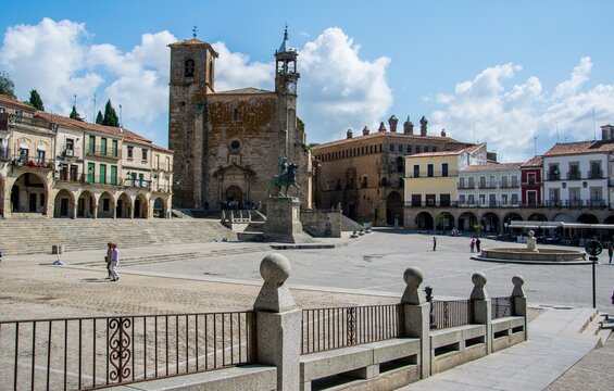 Vista de la Plaza Mayor de la localidad de Trujillo, España, con sus palacios construidos en piedra por los soldados que regresaban de la conquista de América en el siglo XVI y presidida por la estatu