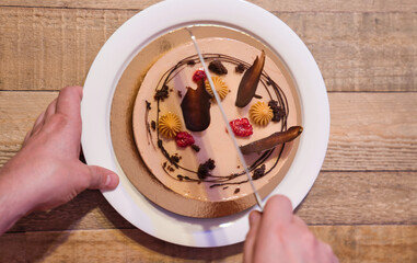 チョコレートムースケーキをカット