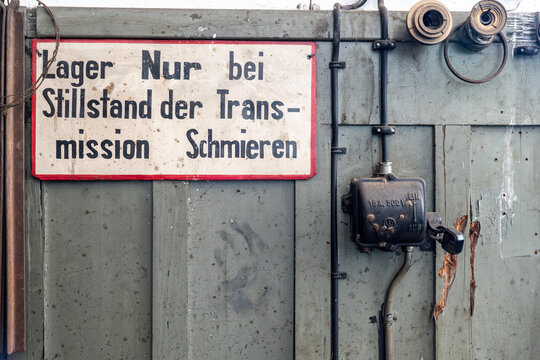 Warnschilder in einer historischen Werkstatt