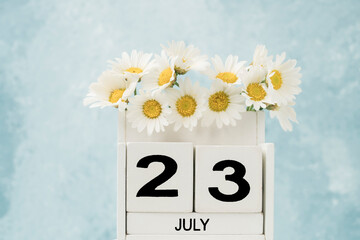 Cube calendar for july decorated with daisy flowers