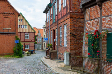 Fototapeta na wymiar Straße in der Altstadt von Lauenburg mit historischen Häusern 