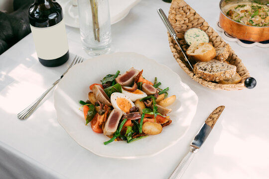 nicoise salade with fresh tuna
