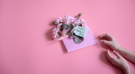 Open envelope with floral arrangement and wish for a happy mothers day.