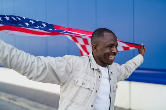 Chico Negro Apuesto Con Bandera De Estados Unidos