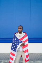 Chico negro apuesto con bandera de estados unidos
