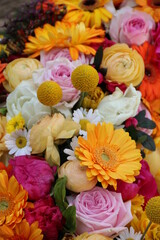 Kreative Mischung von Blumen nach Beerdigung im Trauerkranz