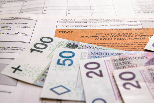 Formularz, zeznanie podatkowe. Banknoty