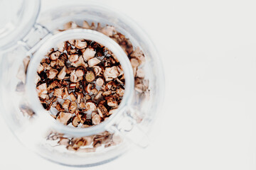 Löwenzahn, Löwenzahnwurzel auf weißem Hintergrund