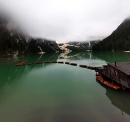 Łodzie przed otwarciem wypożyczalni na Lago di Braies © Michael