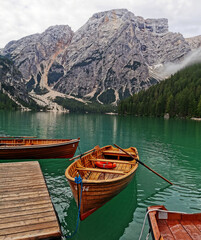 łódź w wypożyczalni na Lago di Braies