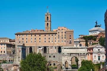 Obraz premium A view of the Tabularium, the Arch of Septimius Severus and several ancient ruins at the Roman Forum in Rome, Italy.