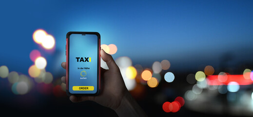 Nach dem Ausgehen in der Stadt bei Nacht ein Taxi rufen bestellen ordern via Cab Taxi App und...
