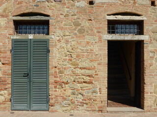 Ebenerdige Fassade eines Hauses in der Toskana, Italien.