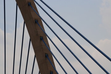 Vista de baixo detalhes dos cabos da ponte estaiada