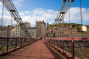 Cette passerelle relie le quartier Saint Paul au quartier Saint Vincent à Lyon. Elle est peinte en...